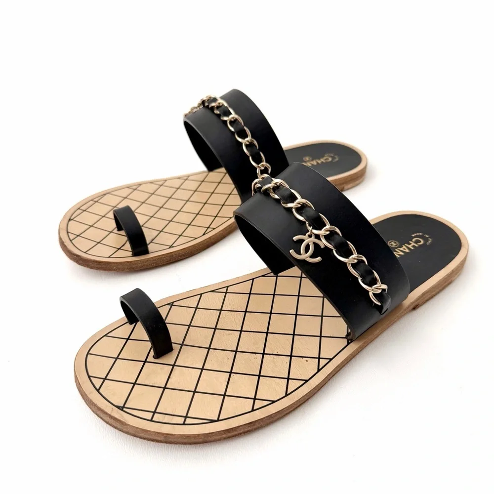 CHANEL | Chain CC Toe Ring Sandals Black Leather Flats EU 40 - Picture 1 of 16
